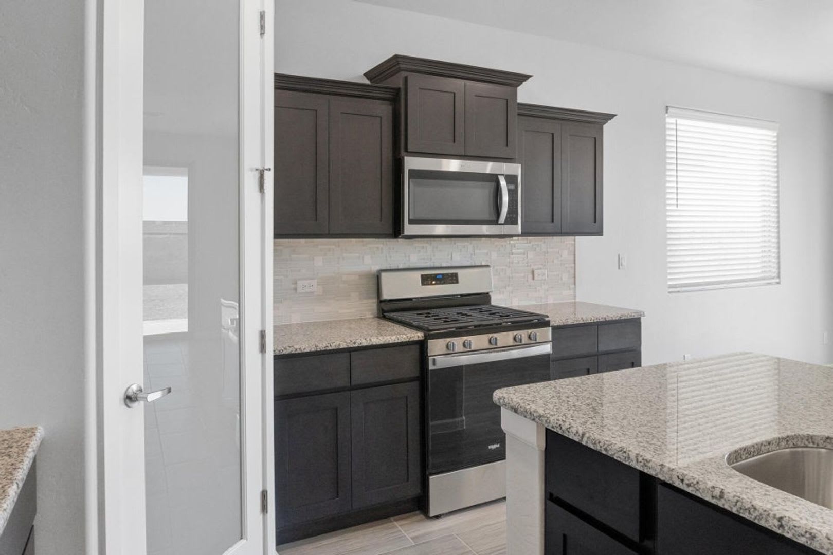 Move-in ready and designed with modern living in mind – photo 5