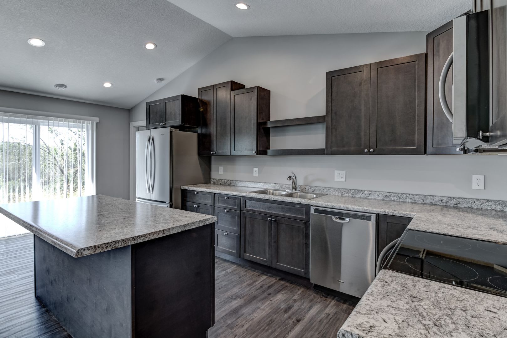 Convenient Location! 3 Bedroom Town Home – photo 3