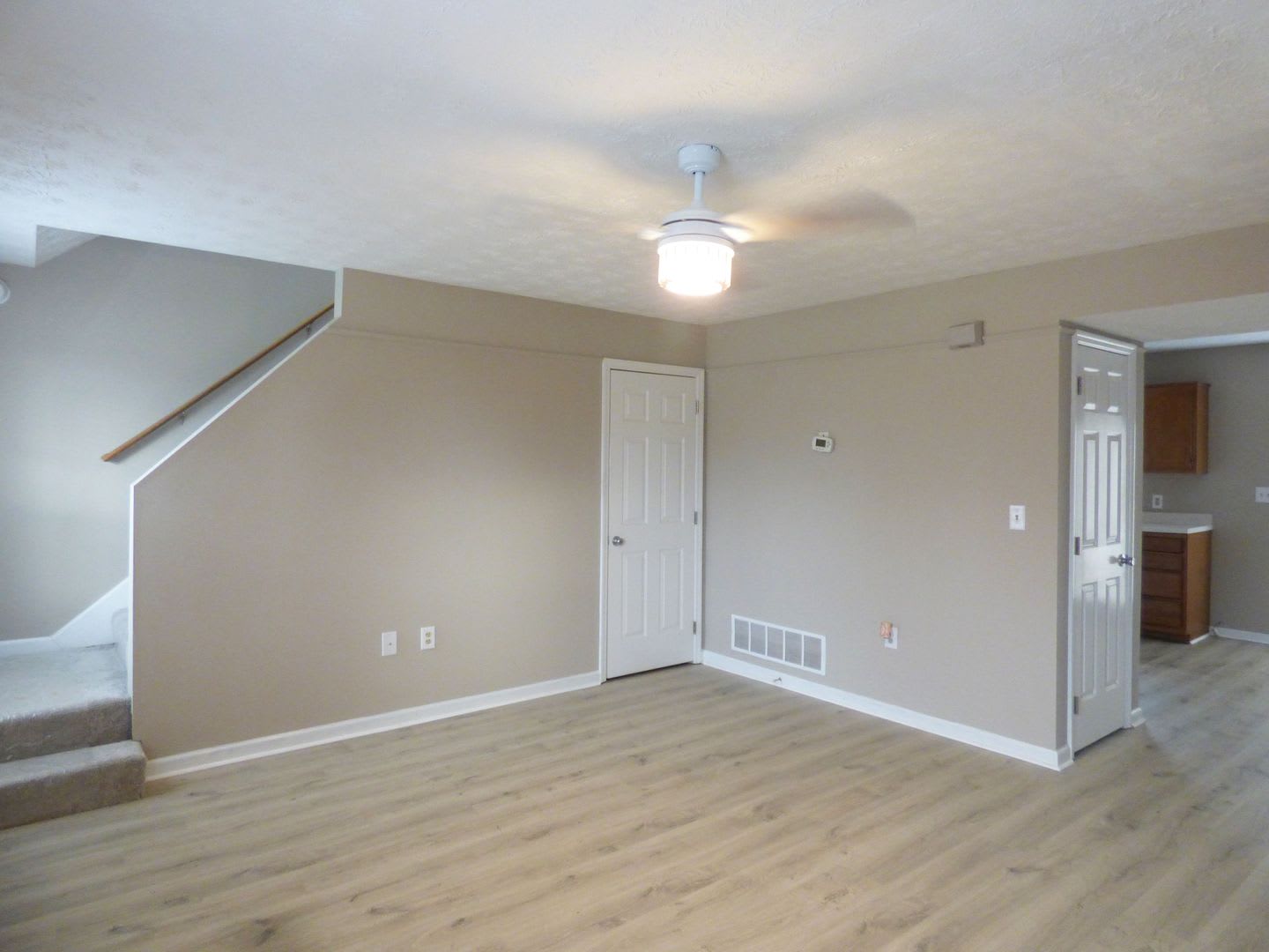 Lovely, Spacious Townhouse! Off-Street Parking, W/D Included, Full Basement, Pets Ok! – photo 4