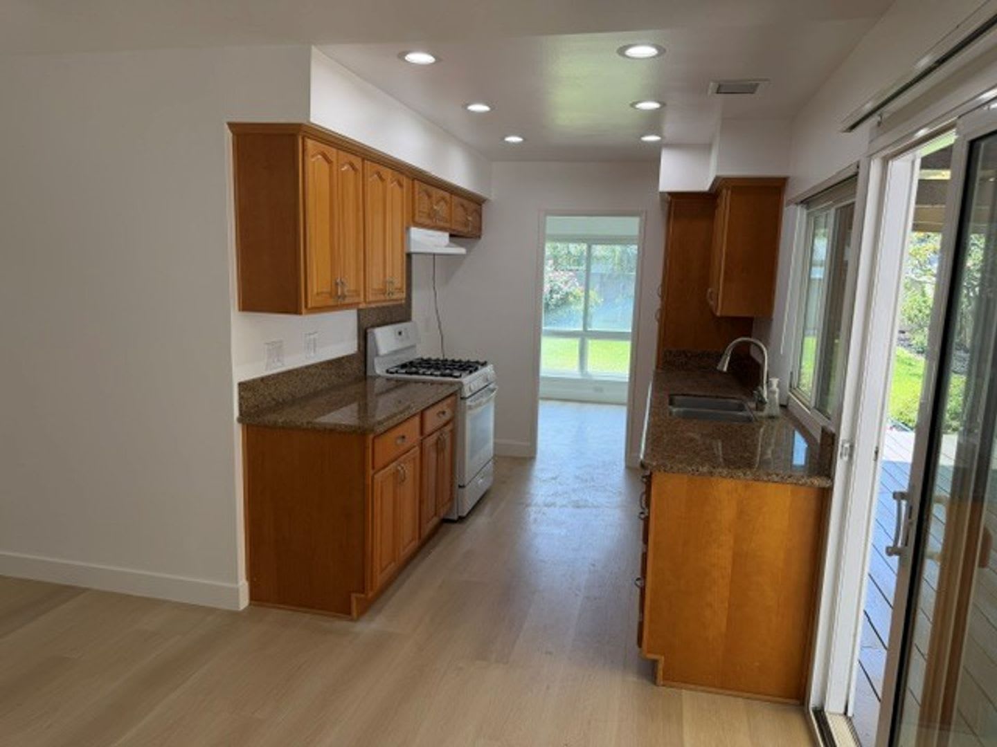 On Cul-De-Sac: 4 Bedroom 2 Bath Single Story Home – photo 3