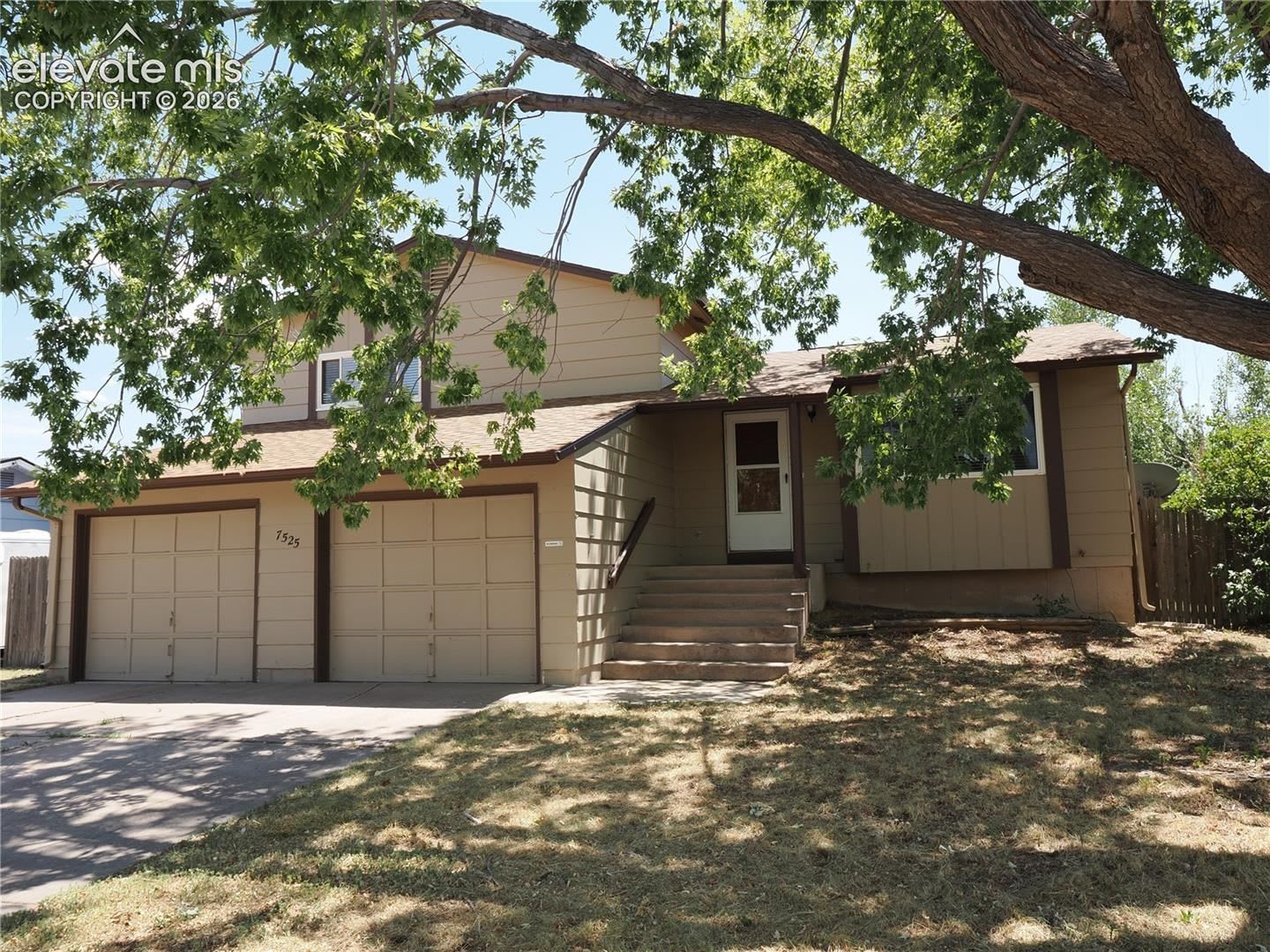 4 Bedroom with New Carpet! – photo 2