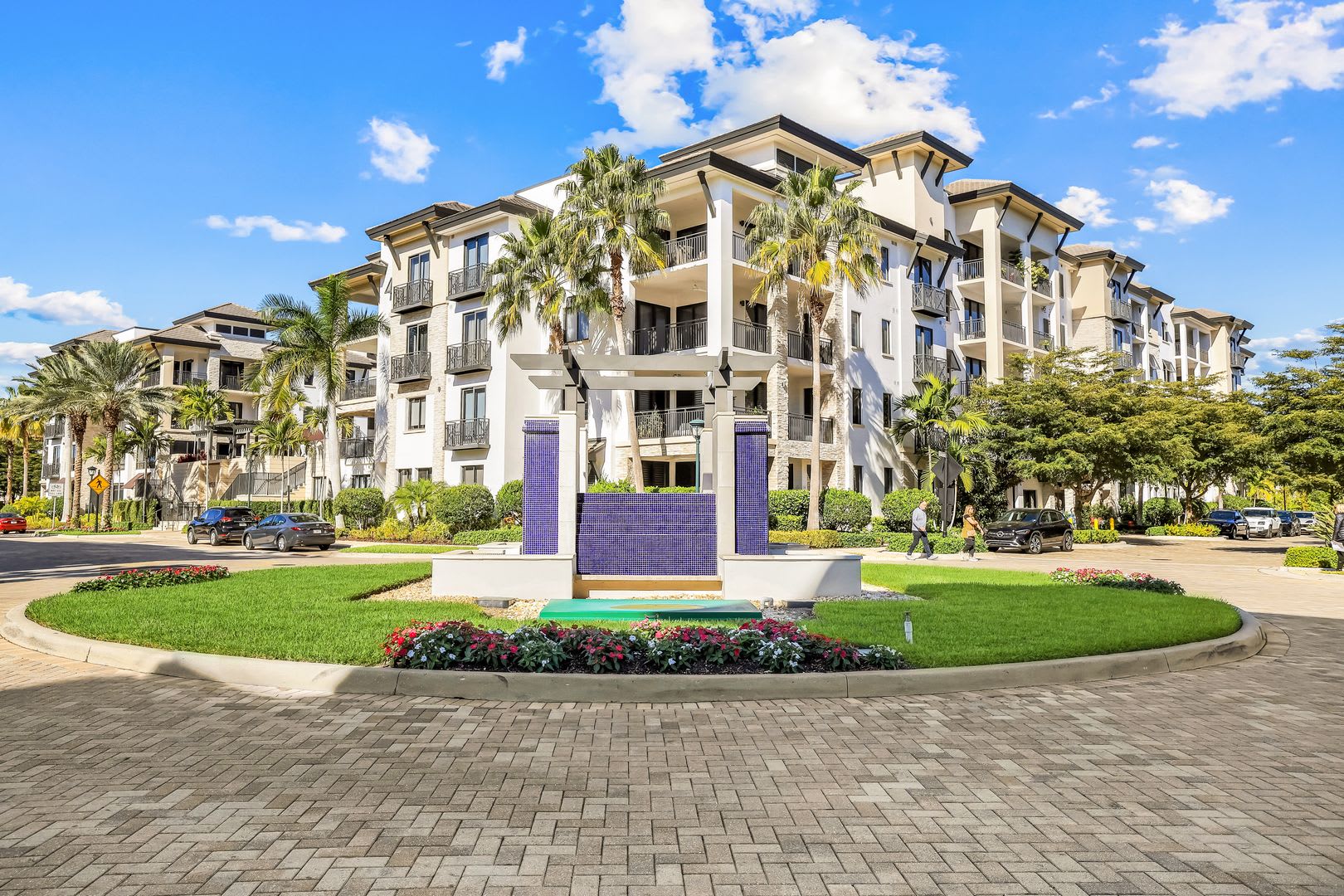 Luxury Living Meets Prime Location Naples Square 2 2 Condo With Expansive Terrace – photo 2