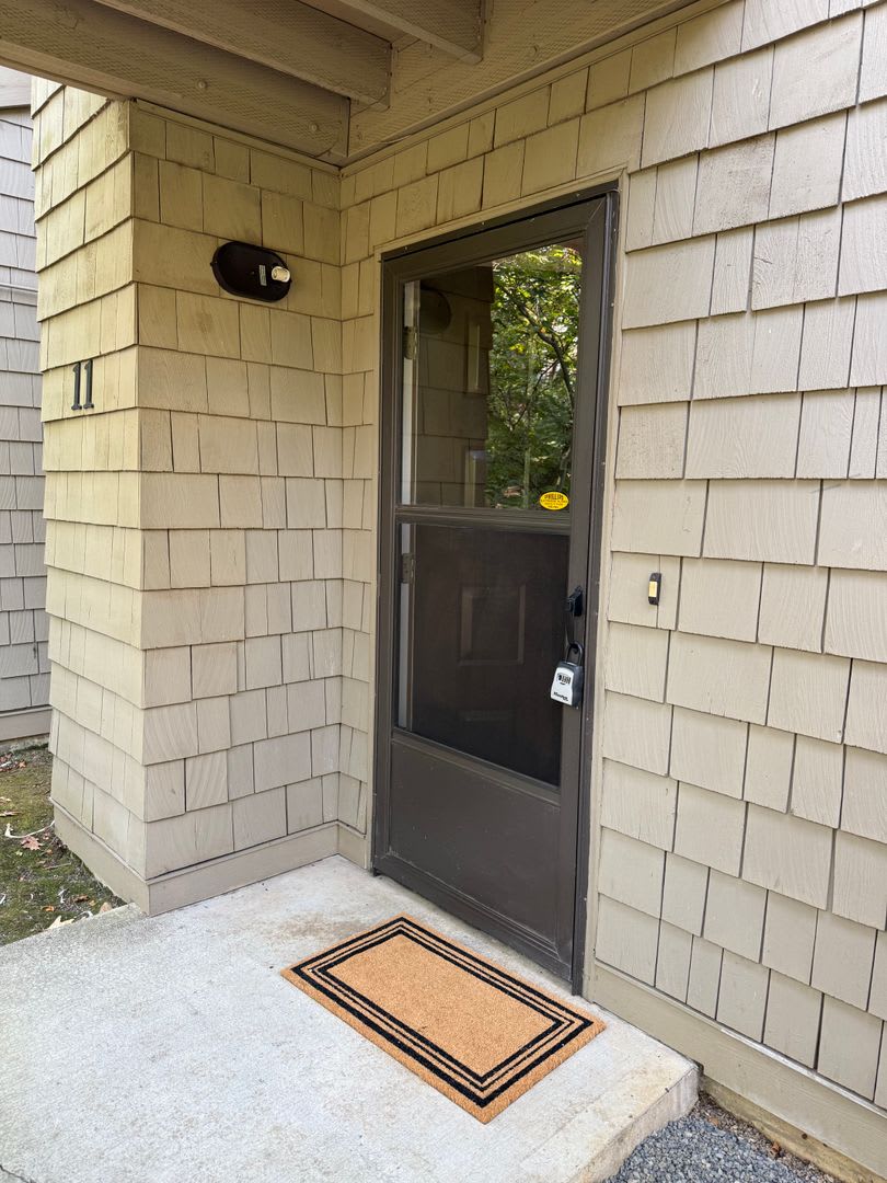 Remodeled Lake Oswego Condo Quiet Neighborhood Pool A C – photo 2
