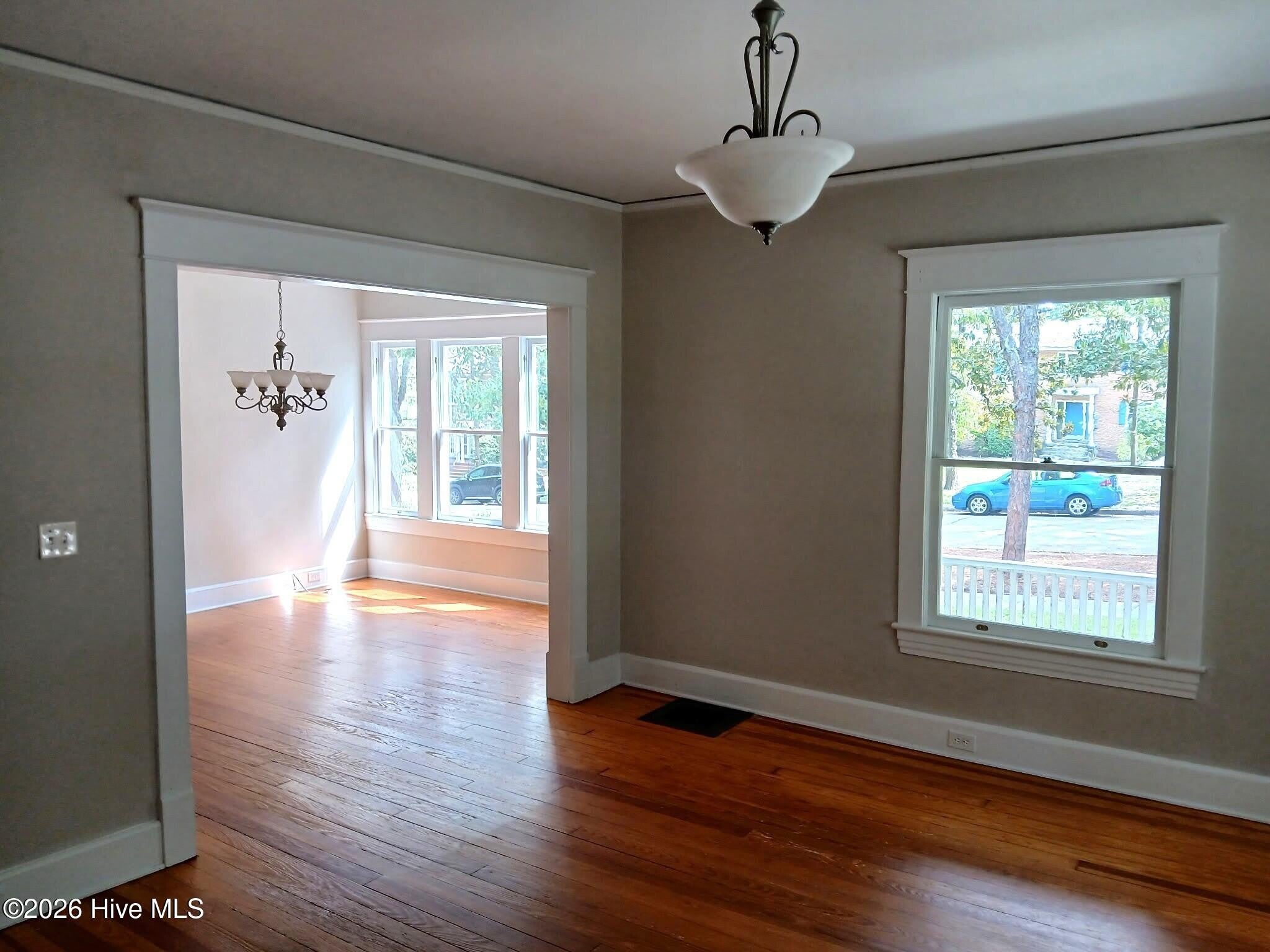 180 N May Street – photo 4