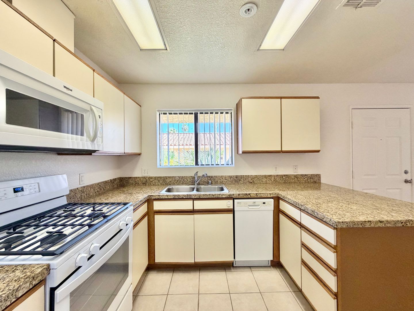 AVAILABLE NOW!!! LOVELY 2 Bedroom 1 Bathroom 55+ Apartment in Palm Desert – photo 5