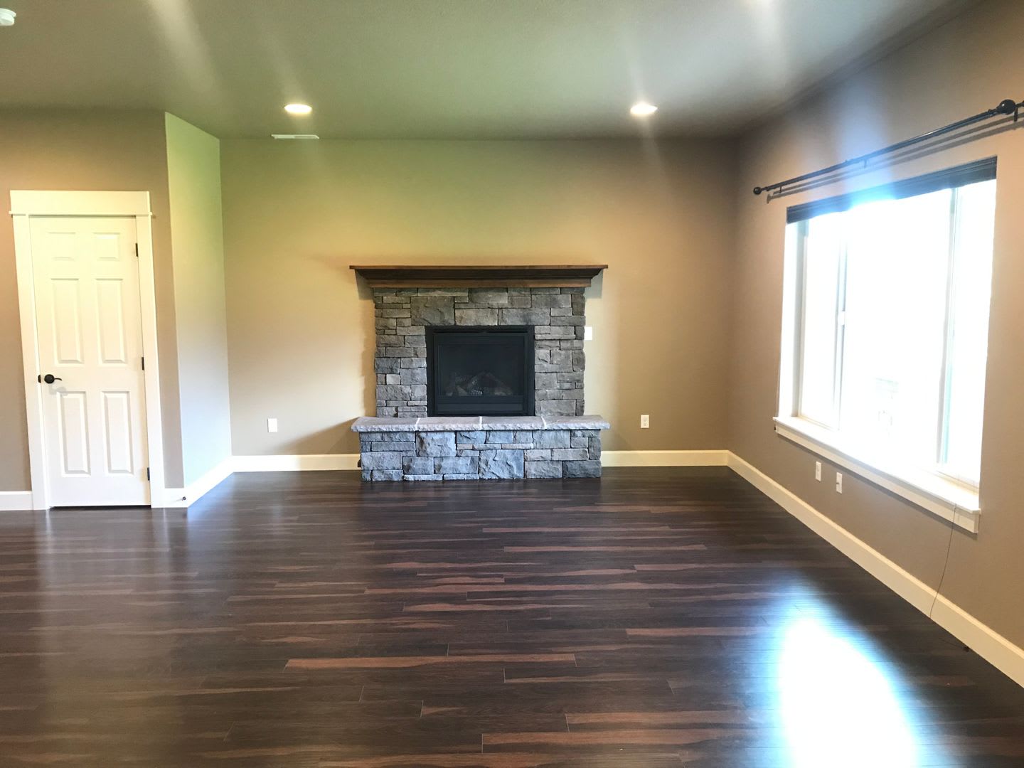 Large 3 Bedroom with Fenced Yard and Community Pool! – photo 4