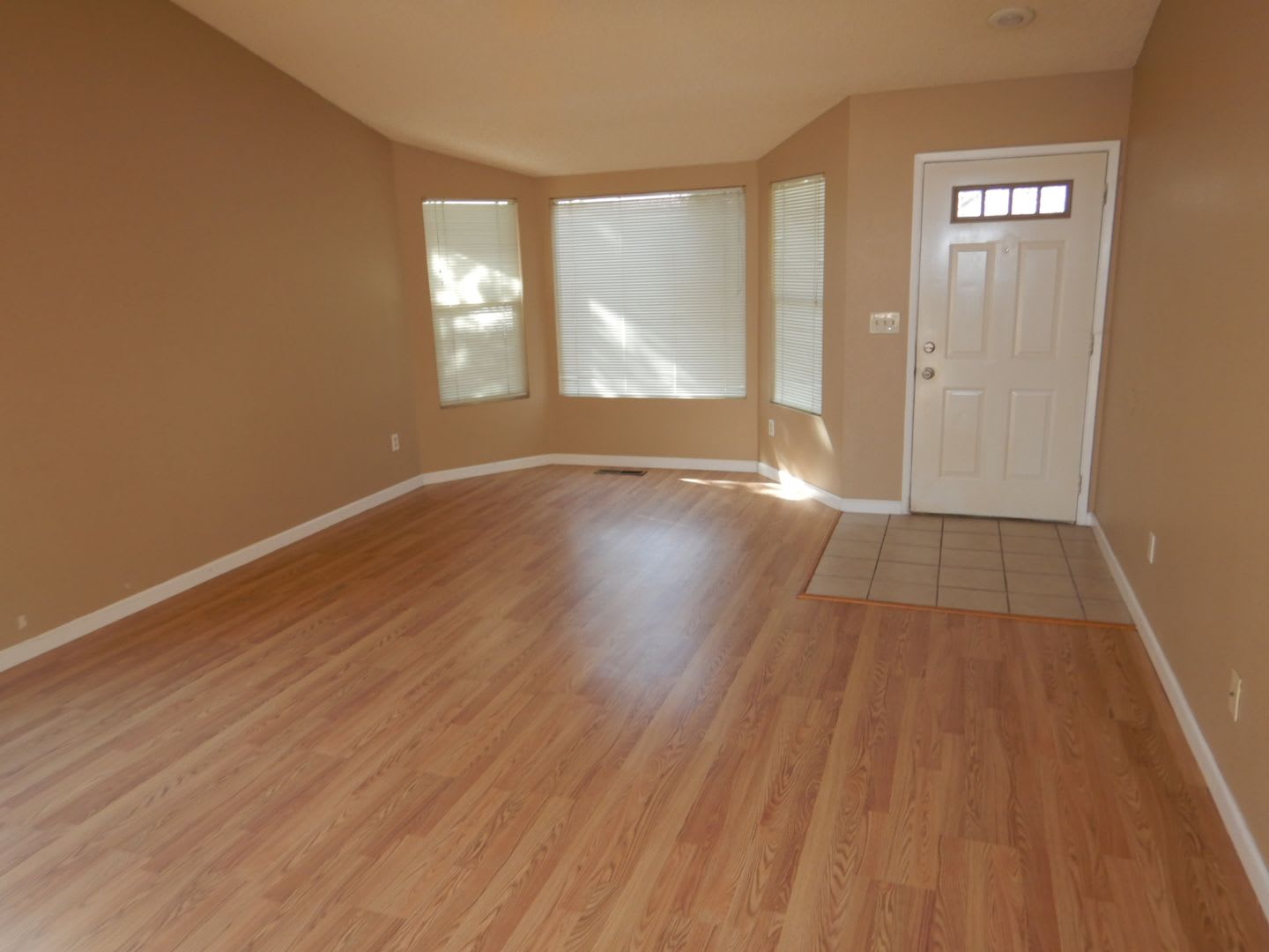 Cute 4 bedroom home in Silver Shores – photo 2