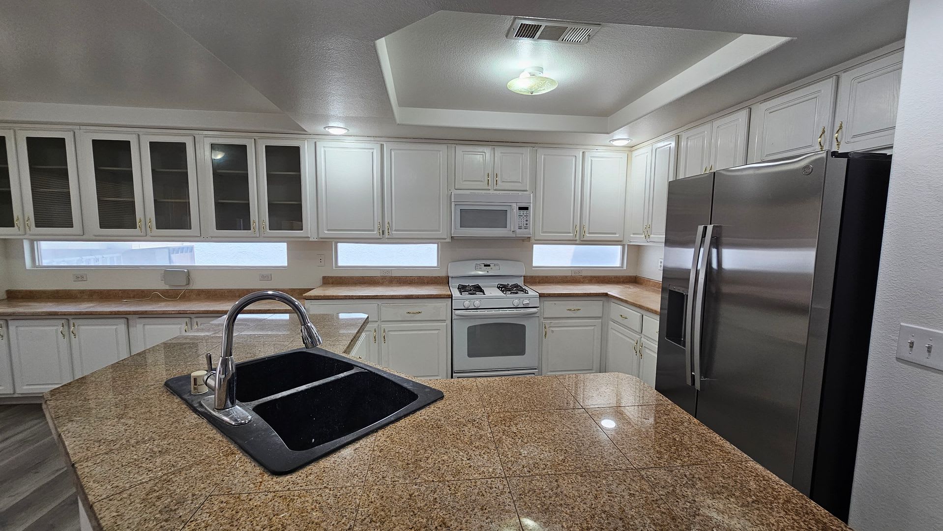 4 Bedrooms near Silverado Ranch! – photo 5