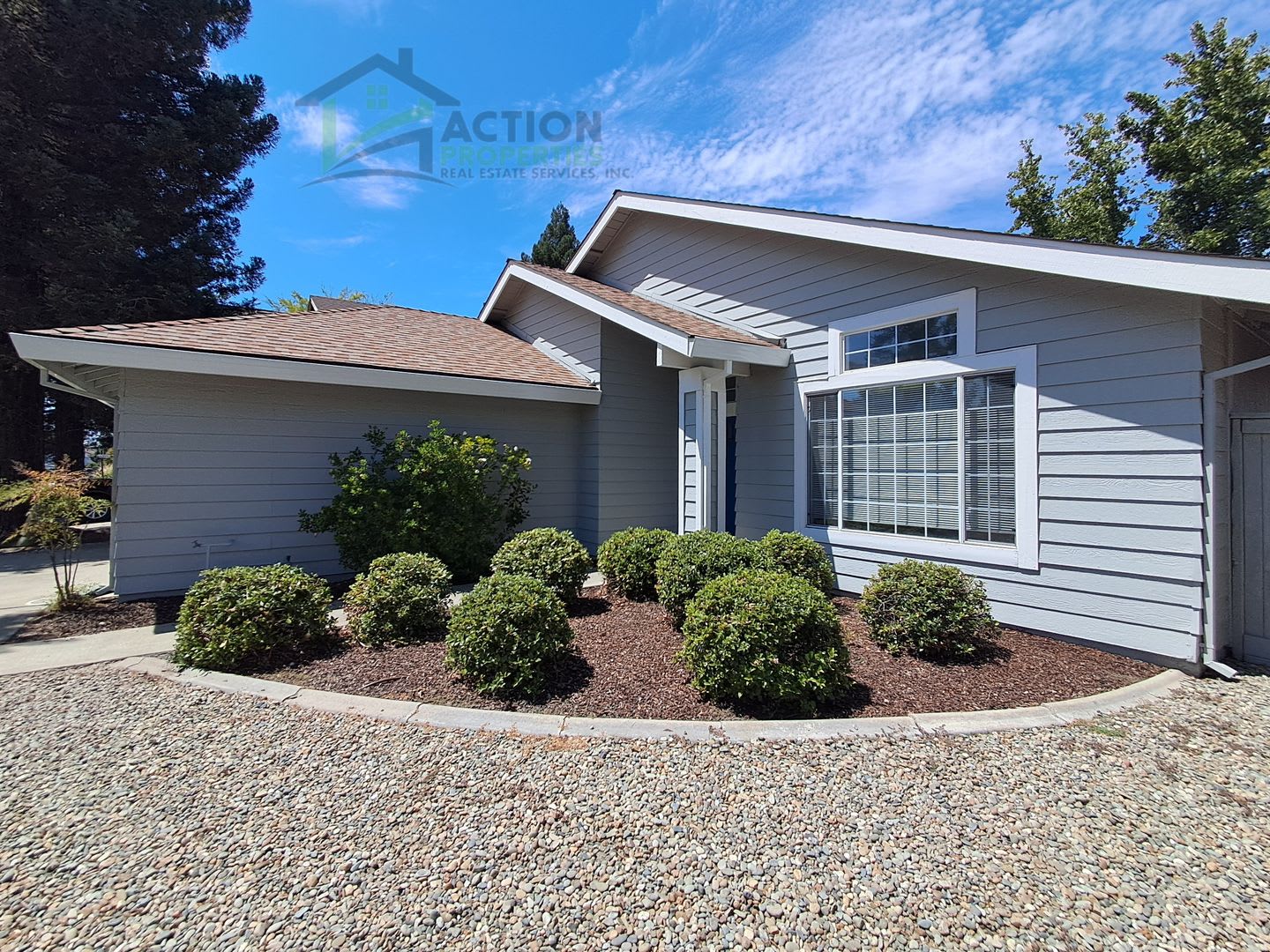Antelope Single Story 3 Bedroom 2 Bath Separate Living Room Family Room W Fireplace Low Maintenance Yard Gardener Included – photo 4