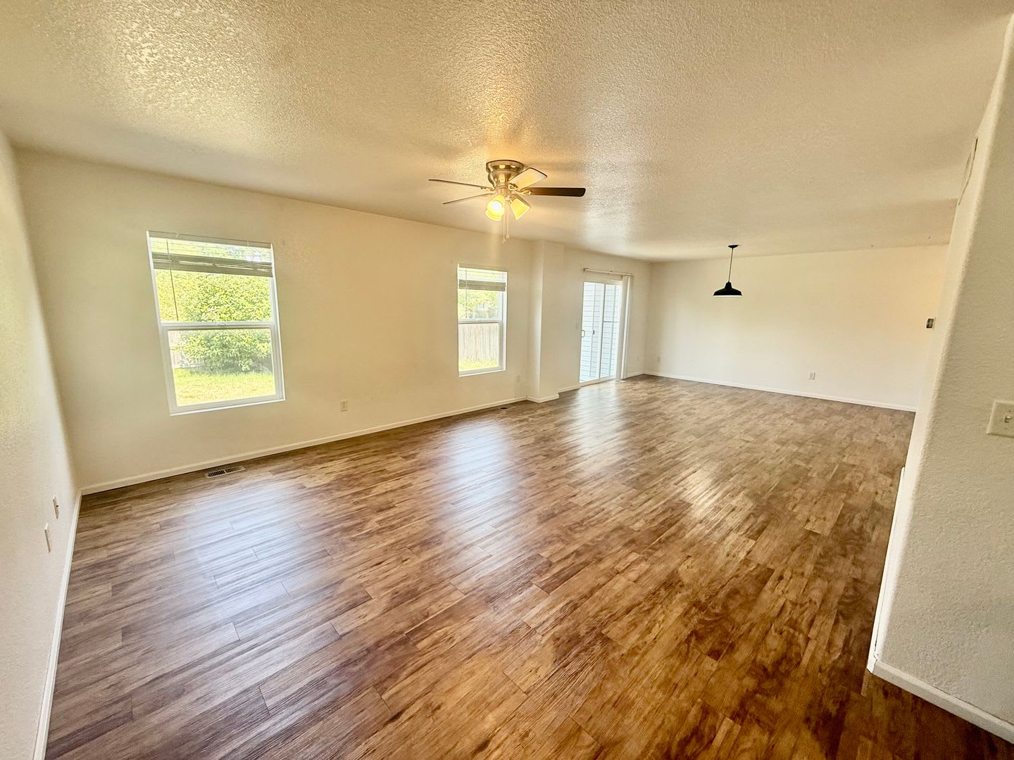 3 Bedroom 2 5 Bath Townhouse W 2 Car Garage – photo 5