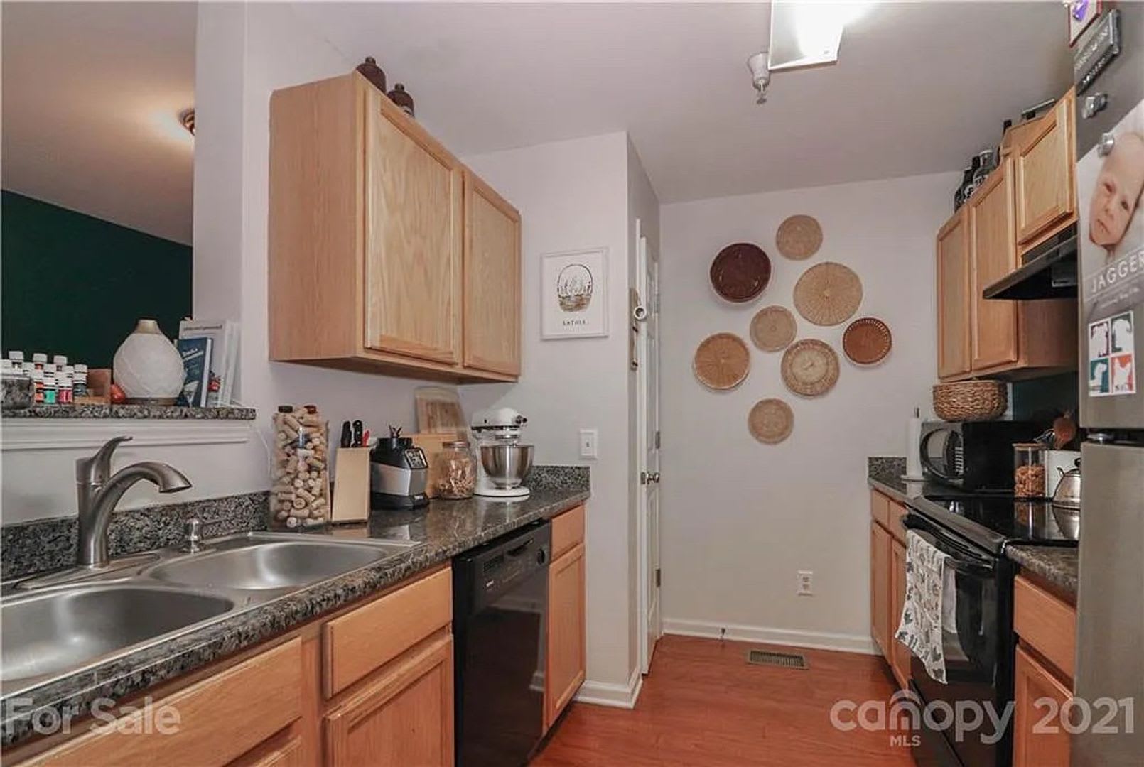 Room in 2 Bedroom Home at Donatello Ave – photo 5