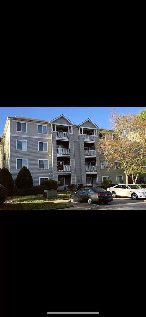 Room in 4 Bedroom Home at University Ct – photo 1