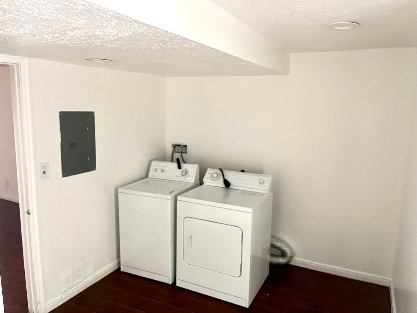 3 Bed / 2 Bath Half Duplex Near Valley Fair Mall — Fenced Yard & Carport – photo 5