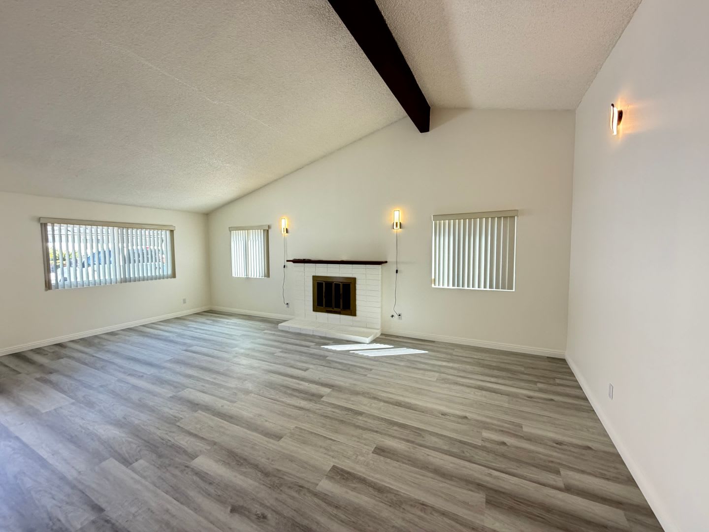 3 Bed 2 Bath Single Story Home In West Hills – photo 3