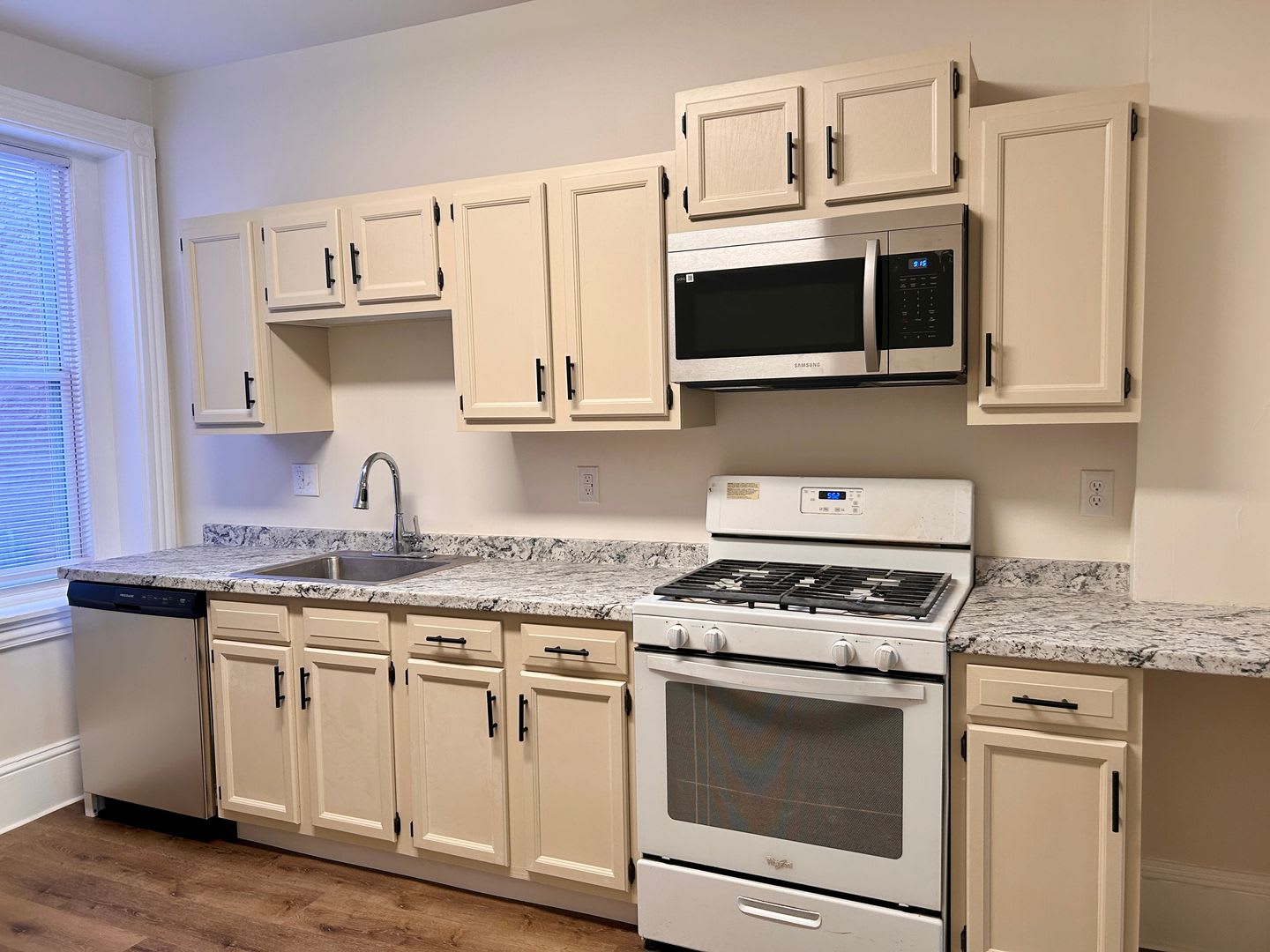 230 1/2 W Walnut St – photo 1