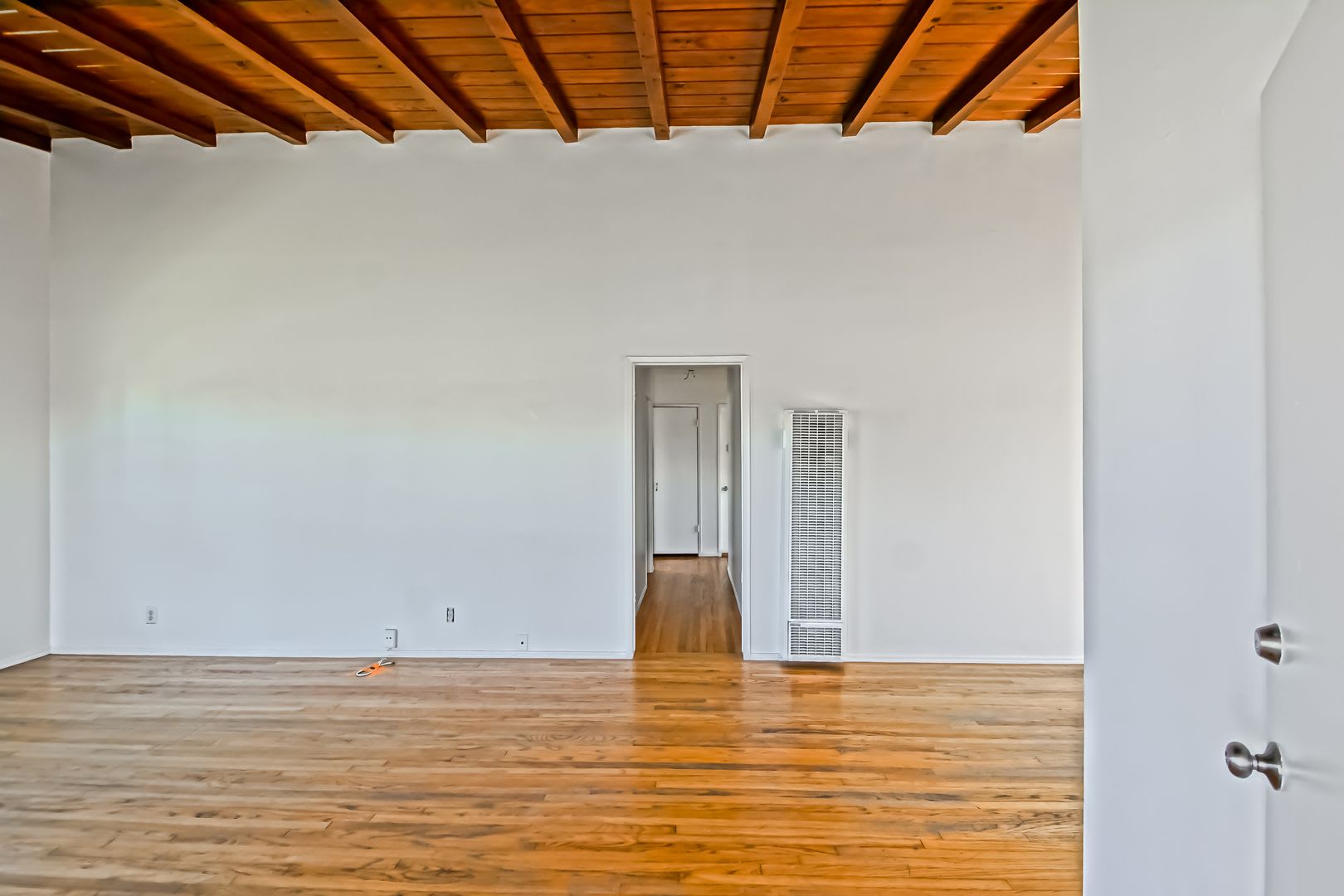 Partially Remodeled Charming Bright Home On A Large Corner Lot W Front Porch Large Front Lawn Rear Patios Close To Mall Shopping Mins To Beach – photo 4