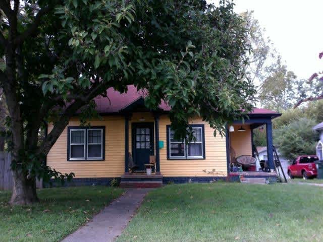 Cozy 2 BR House from Yesteryear in the Desirable North Limestone Area! Hardwood Floors, Pets Ok! – photo 2
