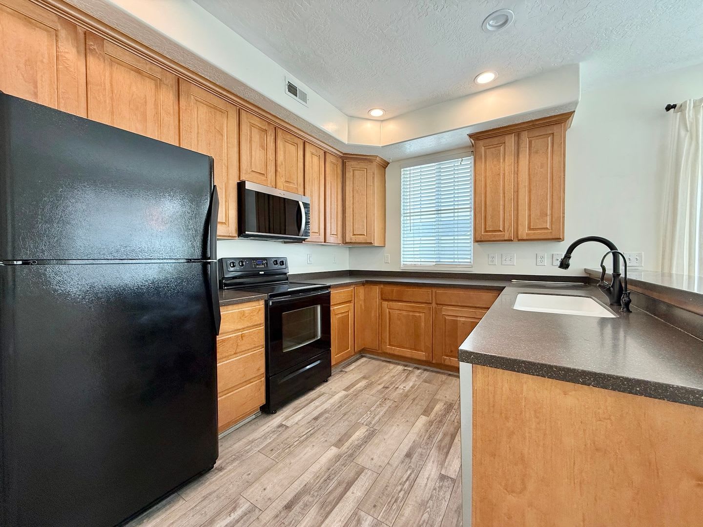 Spacious 3-Bed, 2.5-Bath Townhome – photo 2