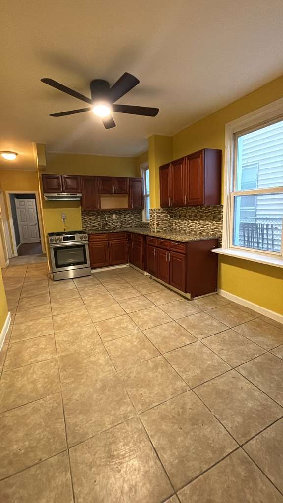 375 6th Ave W – photo 4