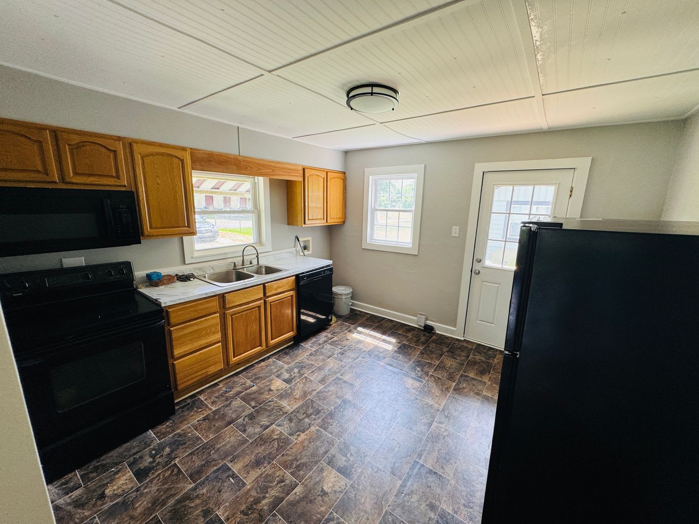 2 Bed, 1 Bath house w/ large level yard and laminate floors – photo 5
