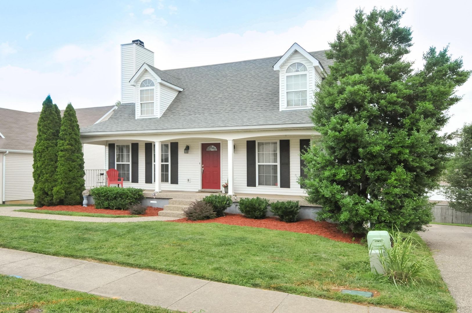 1.5 story, 3 bedroom Silver Creek home with walk-out basement and 2-car garage – photo 4