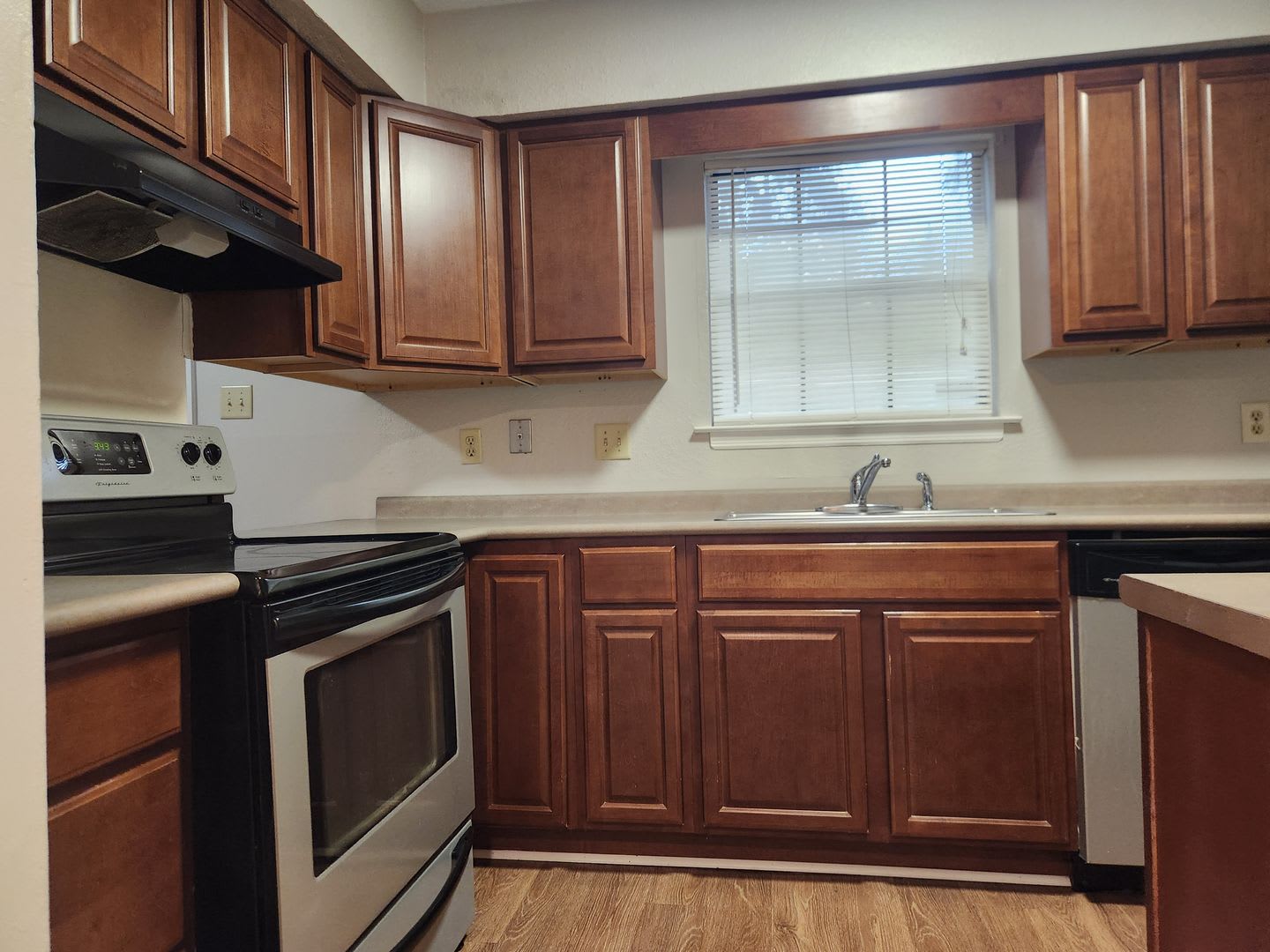 Available January 1St 3 Bedroom 2 5 Bath Town Home – photo 1