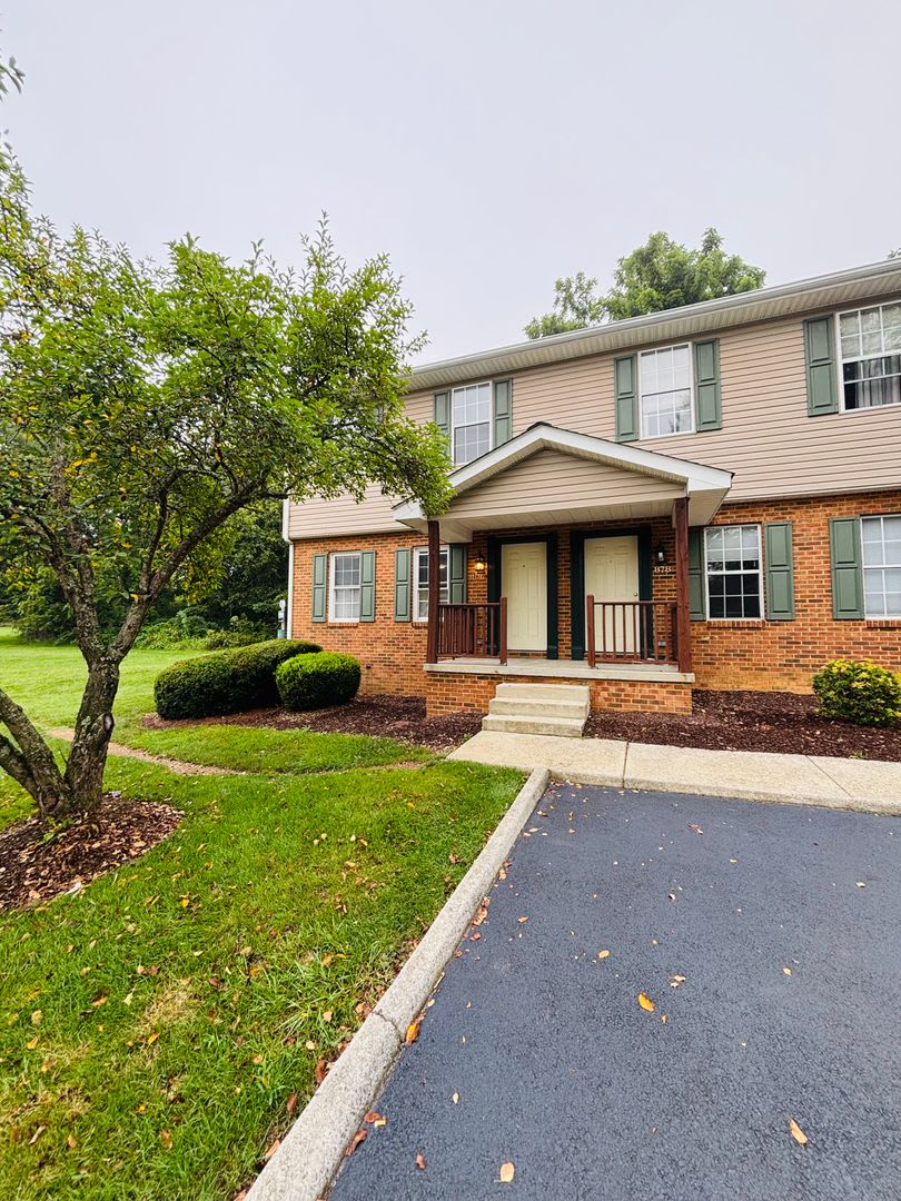 4 Bedroom, 3 Bath Townhouse – photo 1