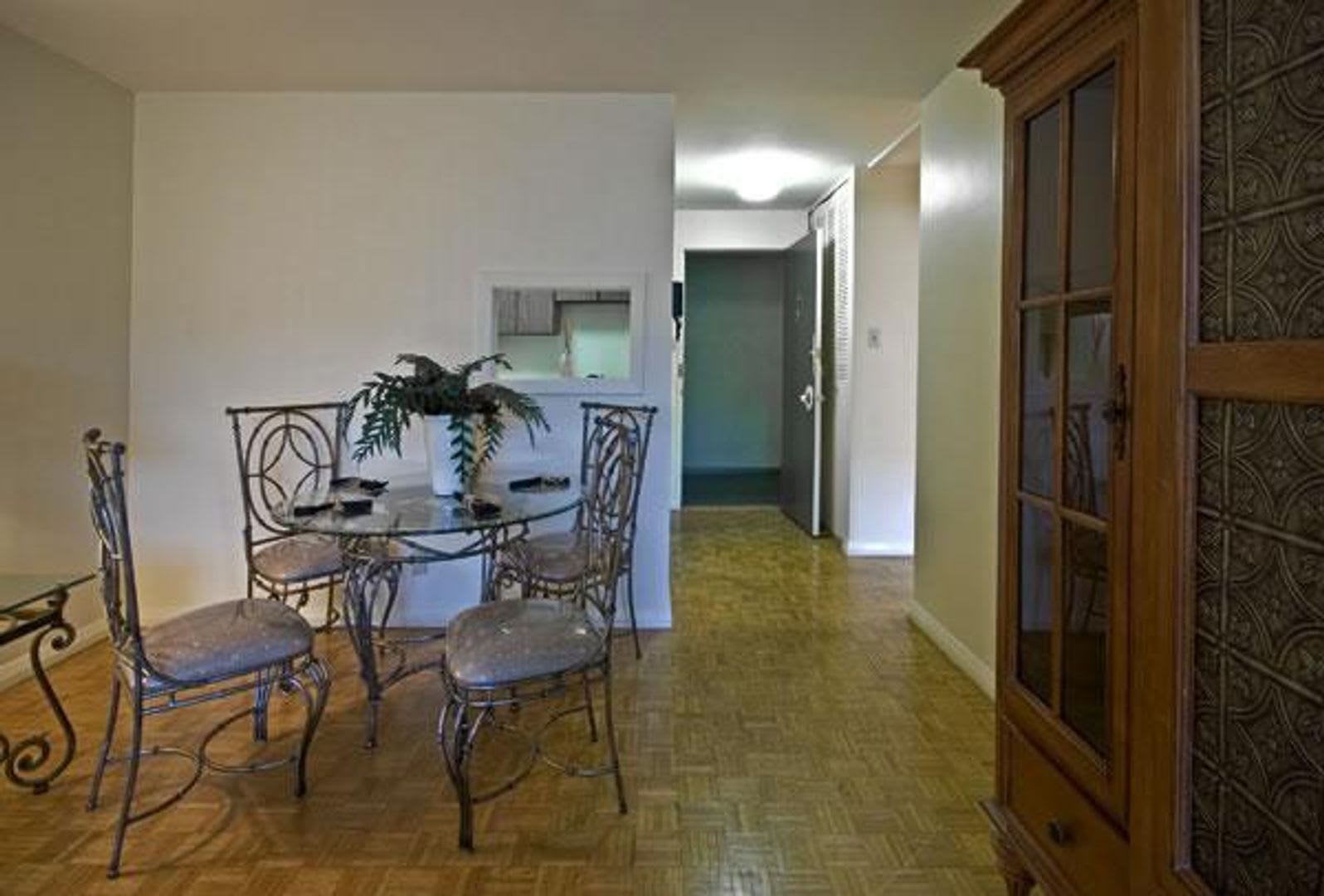 Charming 2 Bedroom-No Broker Fee – photo 3