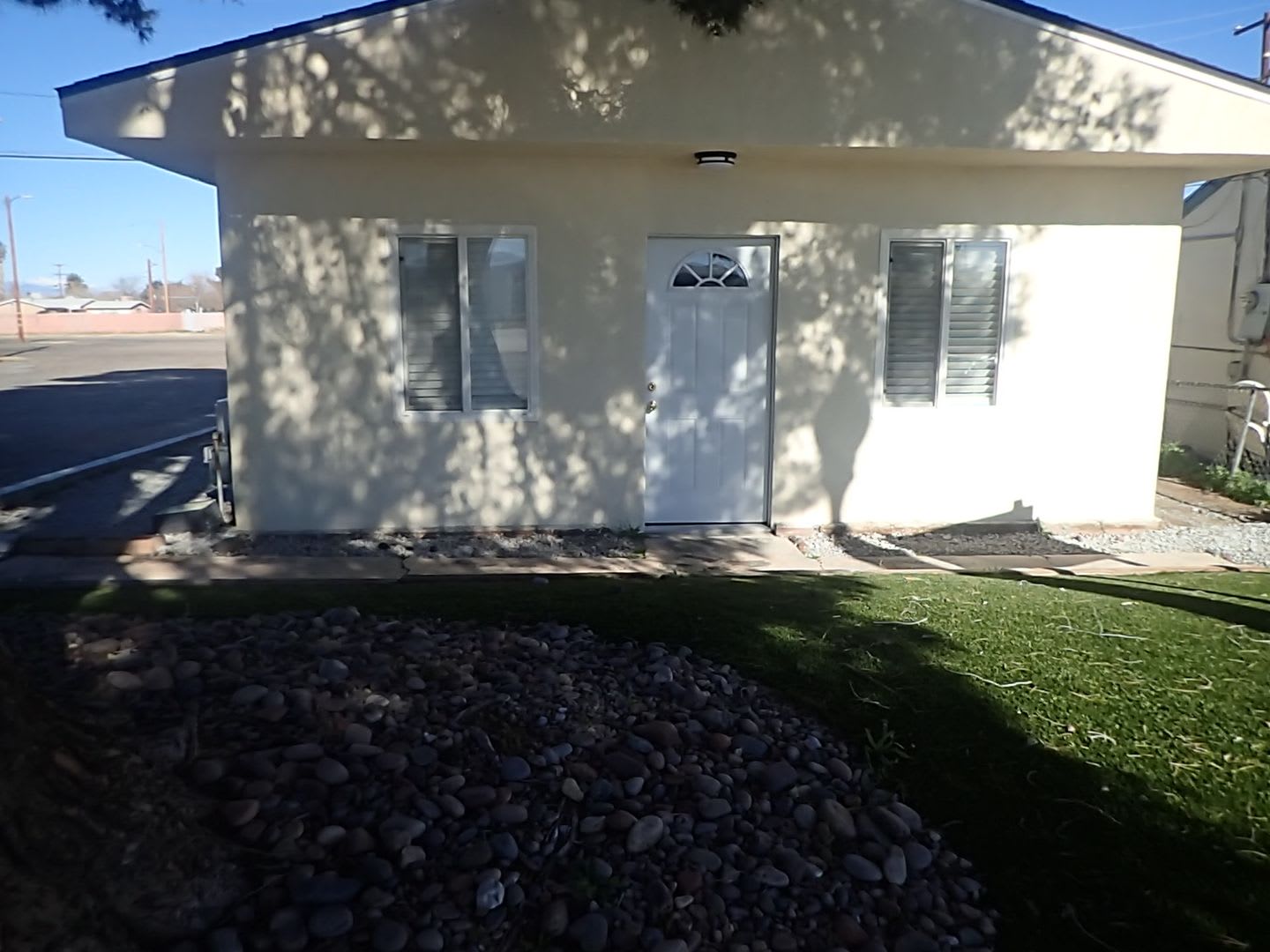 Newly Renovated Beautiful 1Bd 1Ba House Commercial Space – photo 2