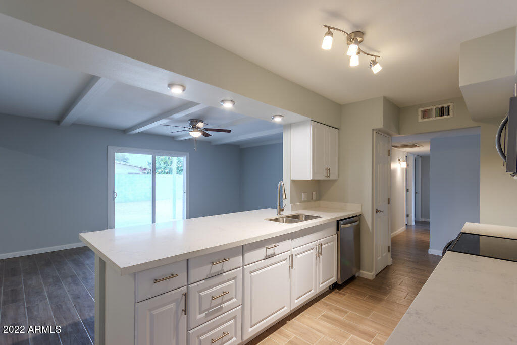 1654 North Queensbury – photo 3