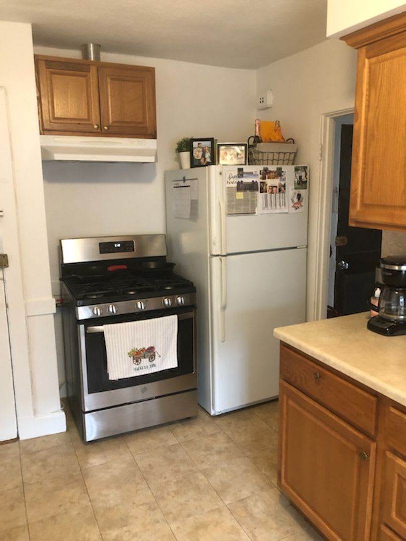 Nicely renovated 1 bed in Oak Square! – photo 5
