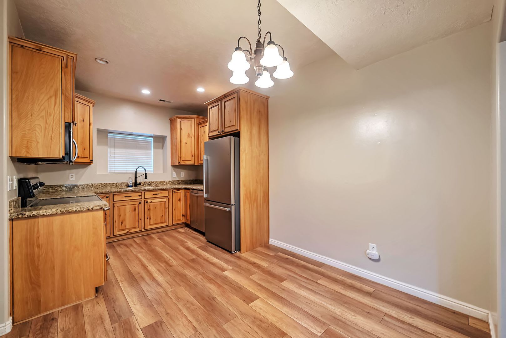 Beautiful Riverton Townhome In Gated Community W 1 Car Garage Attached – photo 4