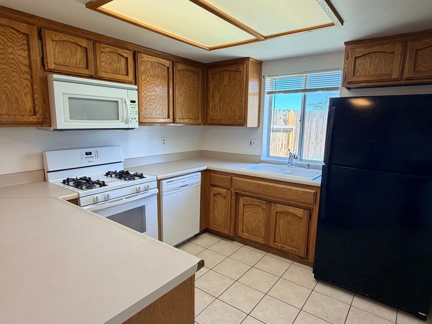 3 bedroom with LARGE backyard! – photo 4