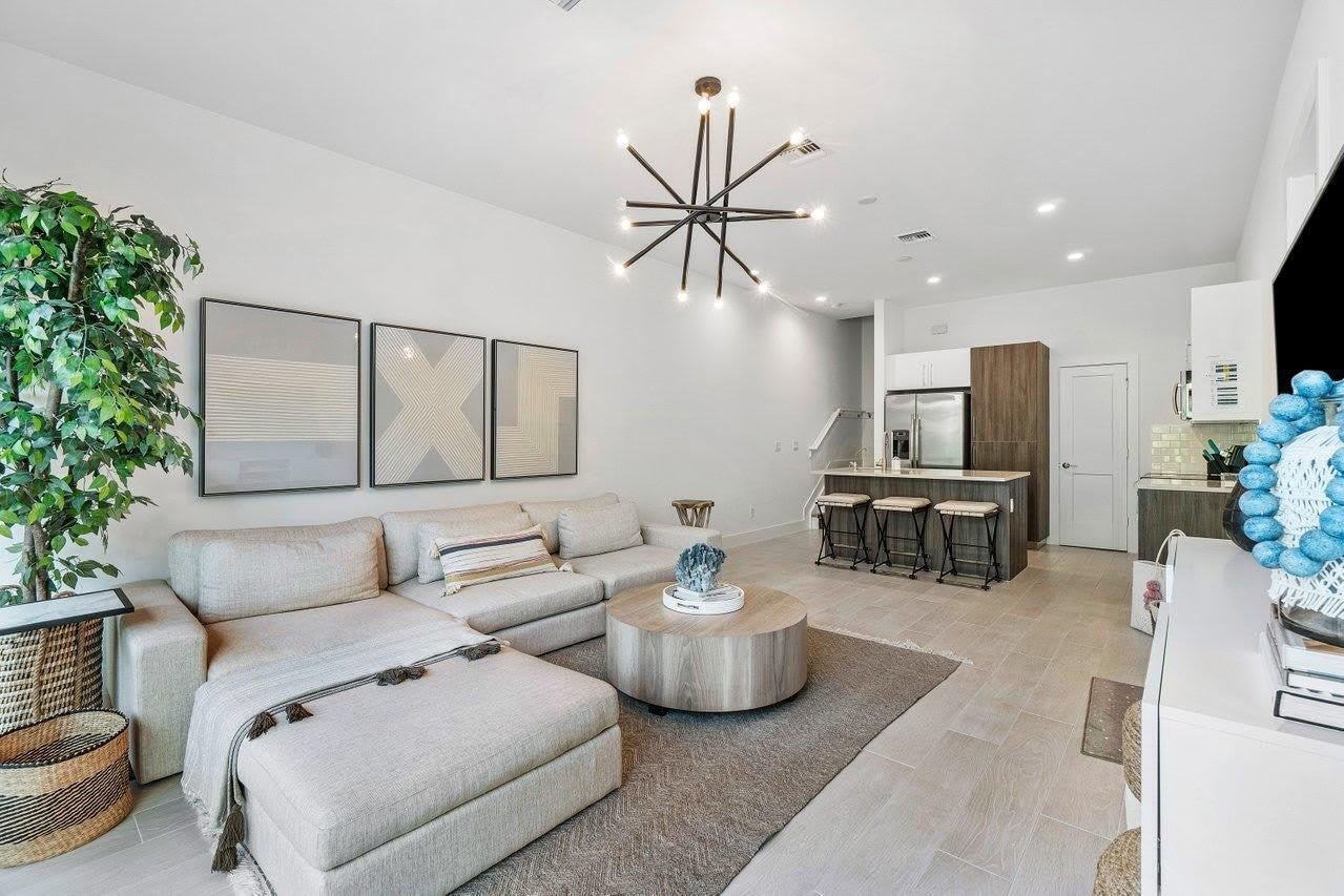2211 Florida Boulevard – photo 5