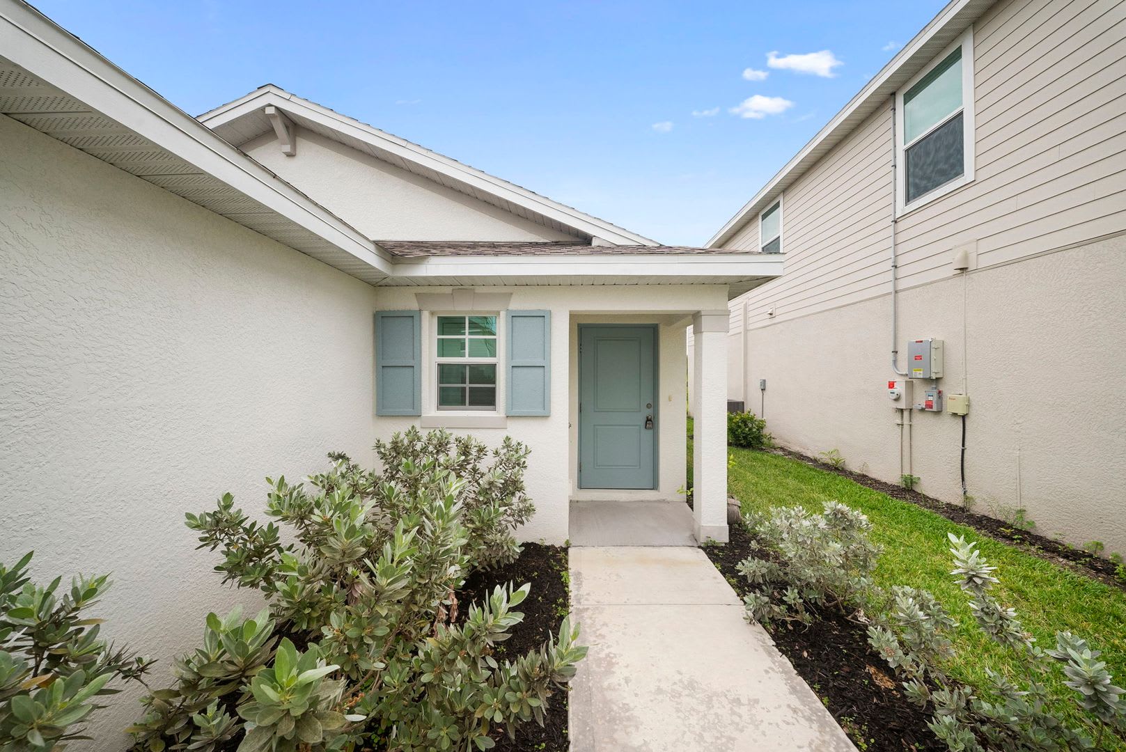 Modern 3 bedroom 2 bathroom single family home in Lehigh Acres – photo 2