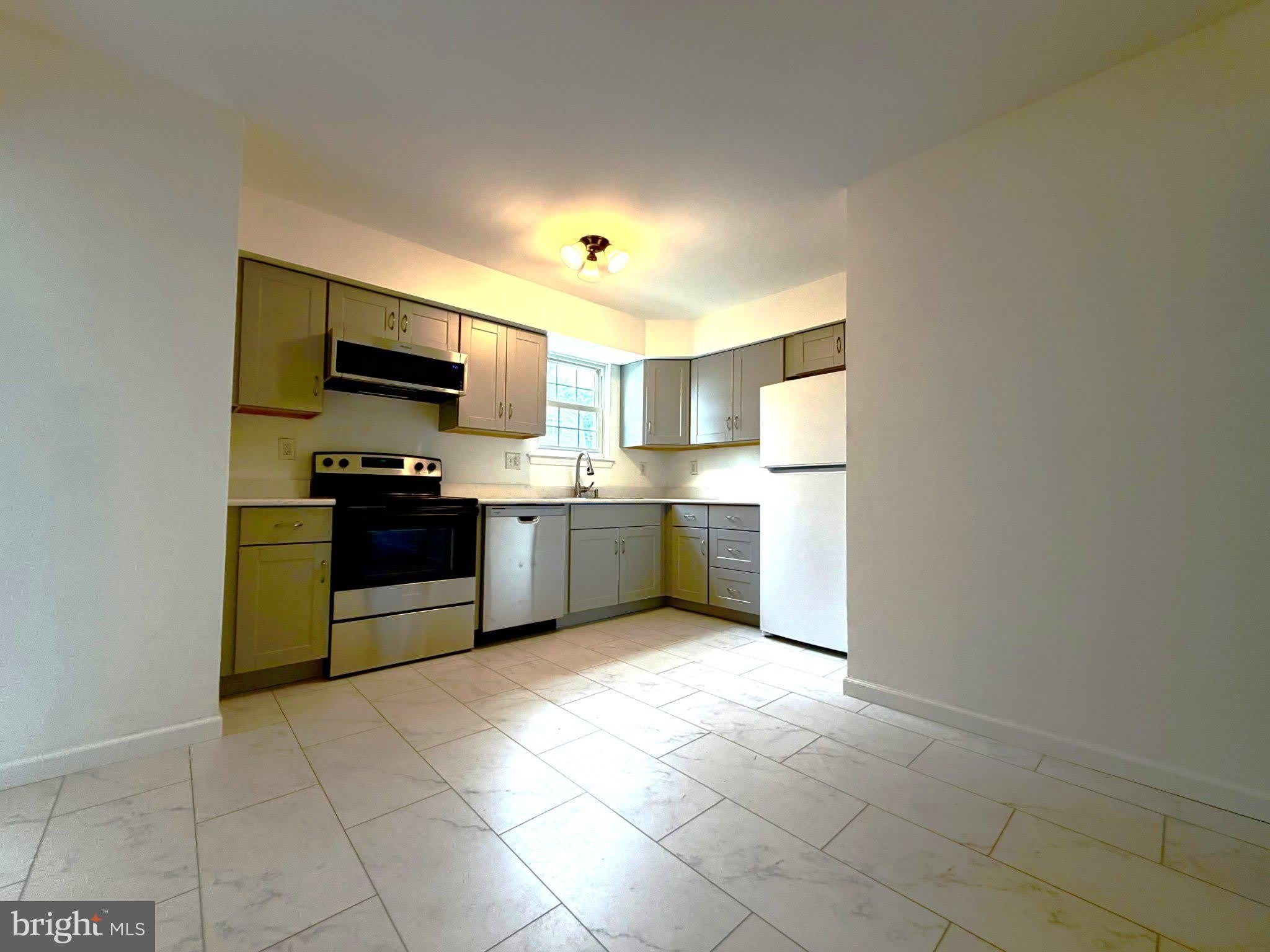 422 VILLAGE Lane – photo 5