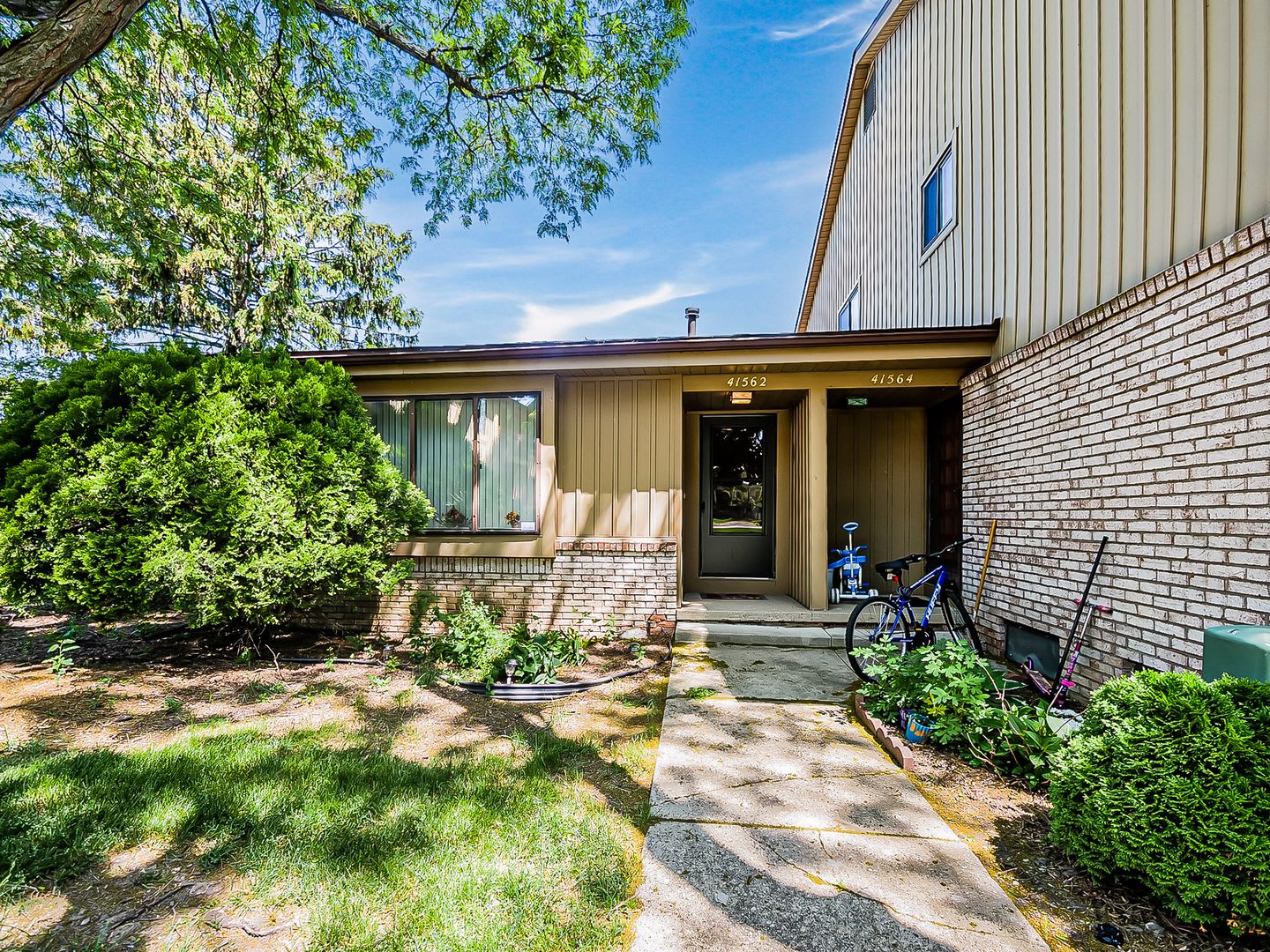 Coming Soon! Welcome to this charming 2-bedroom, 1.5-bathroom house located in Canton, MI. – photo 2