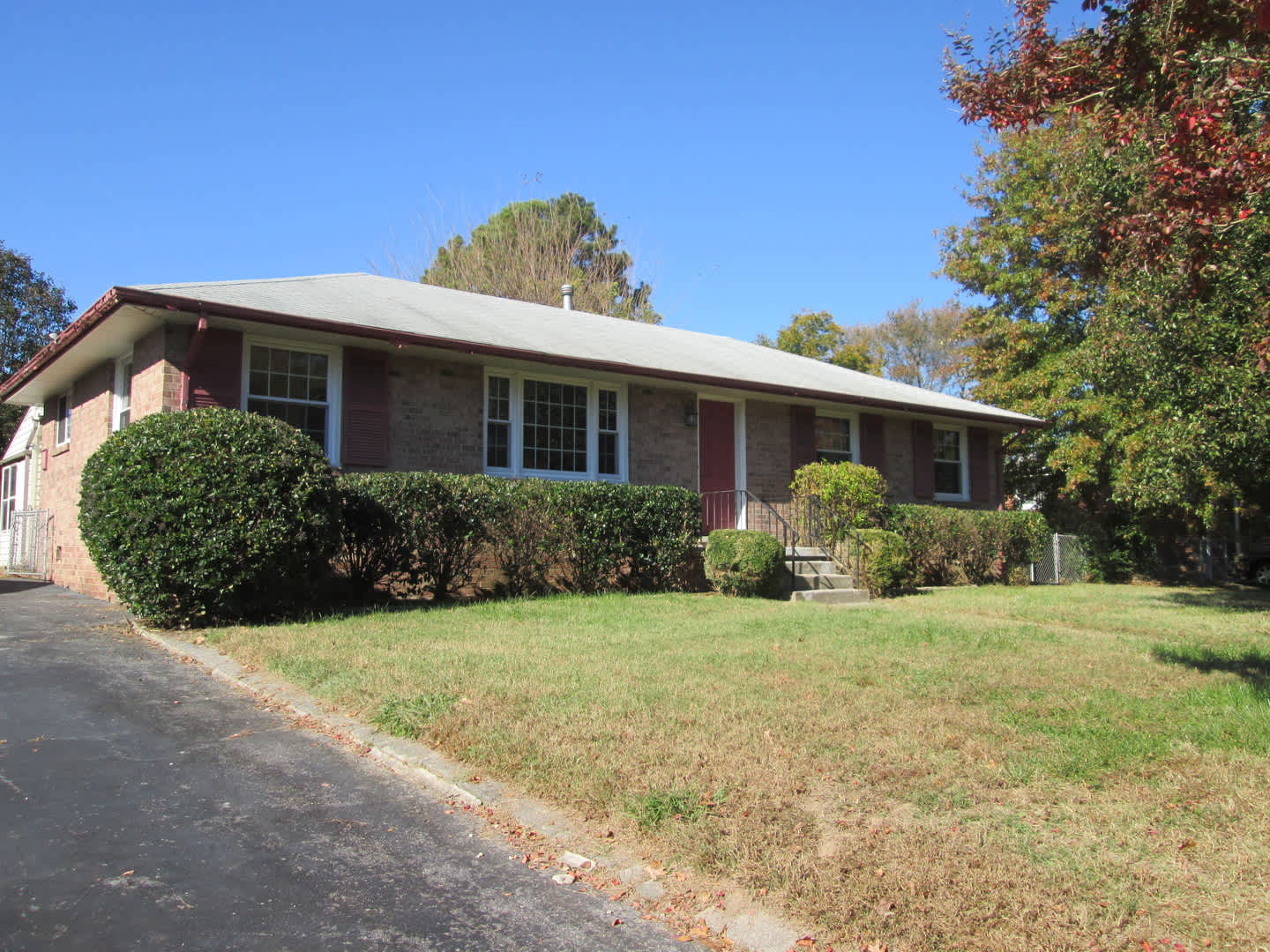 3 bedroom, 1.5 bathroom brick rancher with large fenced yard. Available in now – photo 2