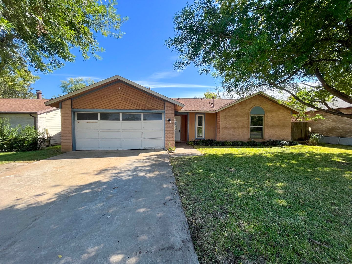 North Austin Home Great Area And Ready Now – photo 2