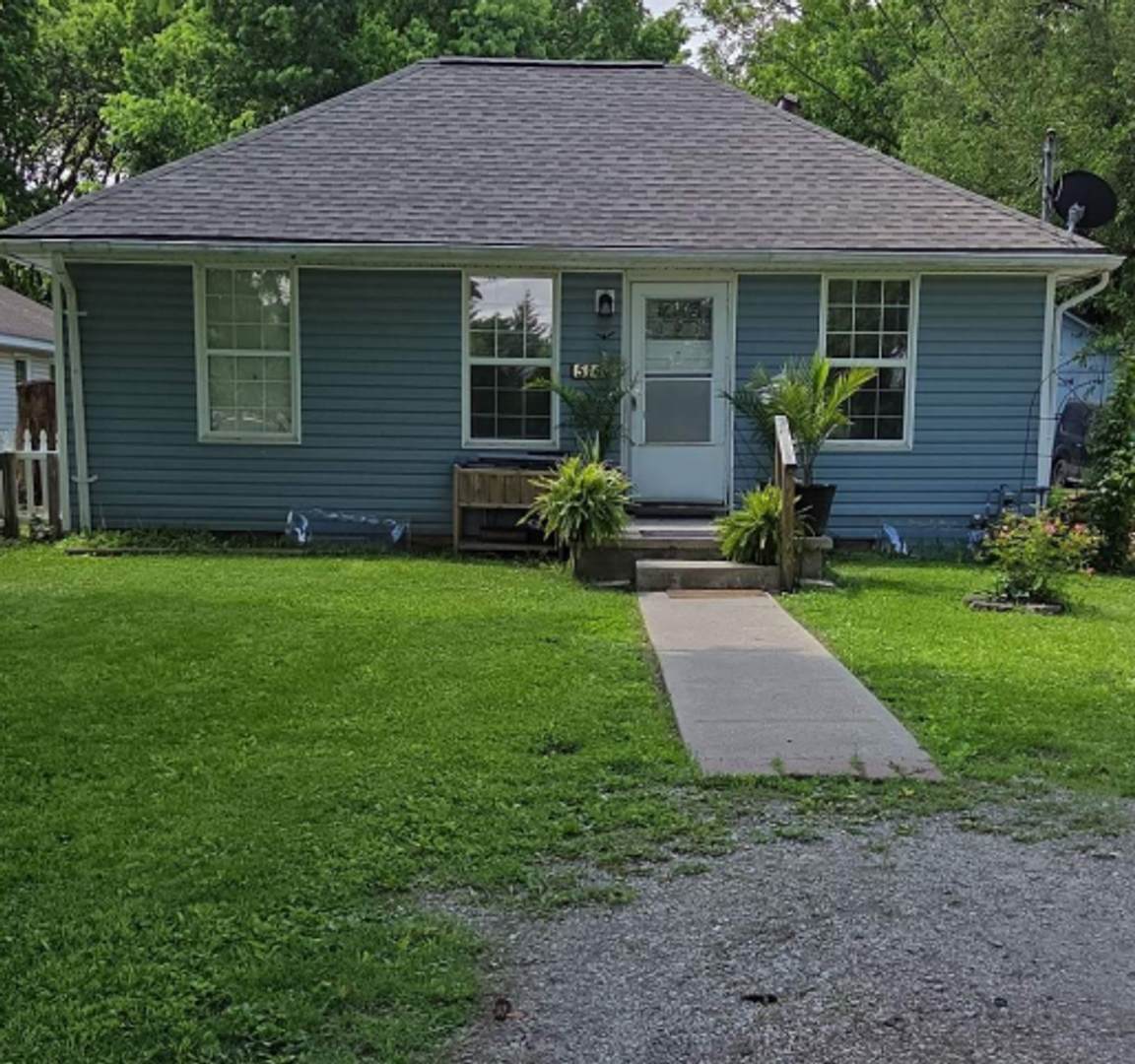 Great 3 bed 2 bath with AC close to everything! – photo 1