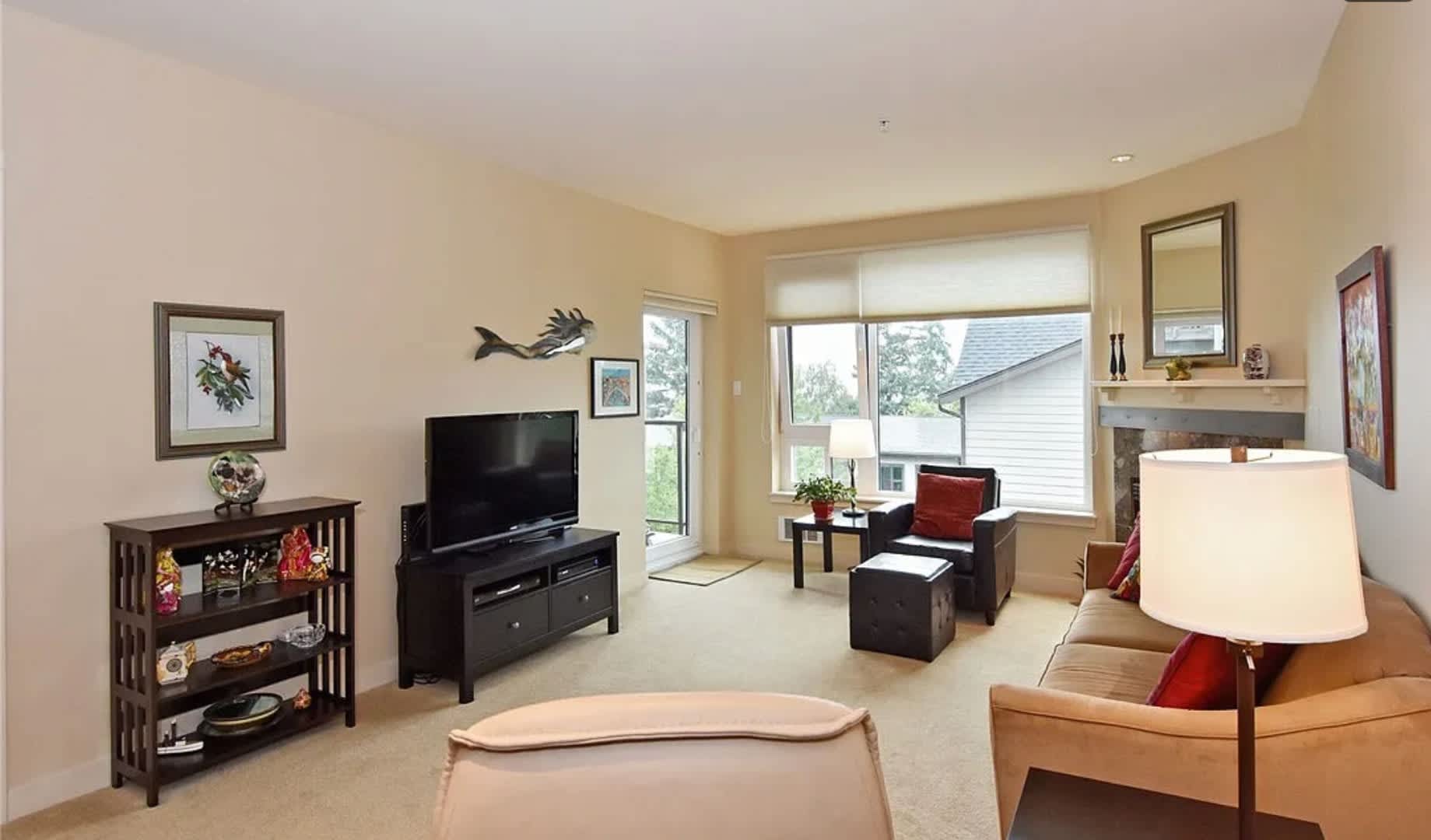 Ideally Located 2 Bed 2 Bath Condo A Highly Desirable Seattle Community – photo 5