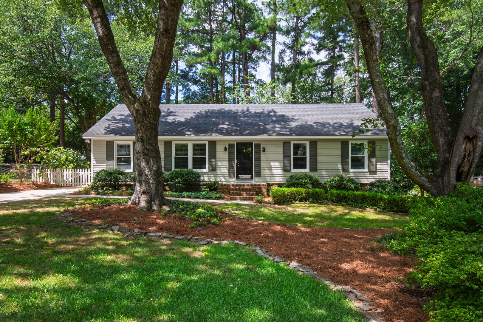 Thoughtfully Updated 3BR Ranch on Quiet Cul-de-Sac Near North Hills! ** Application PENDING ** – photo 1