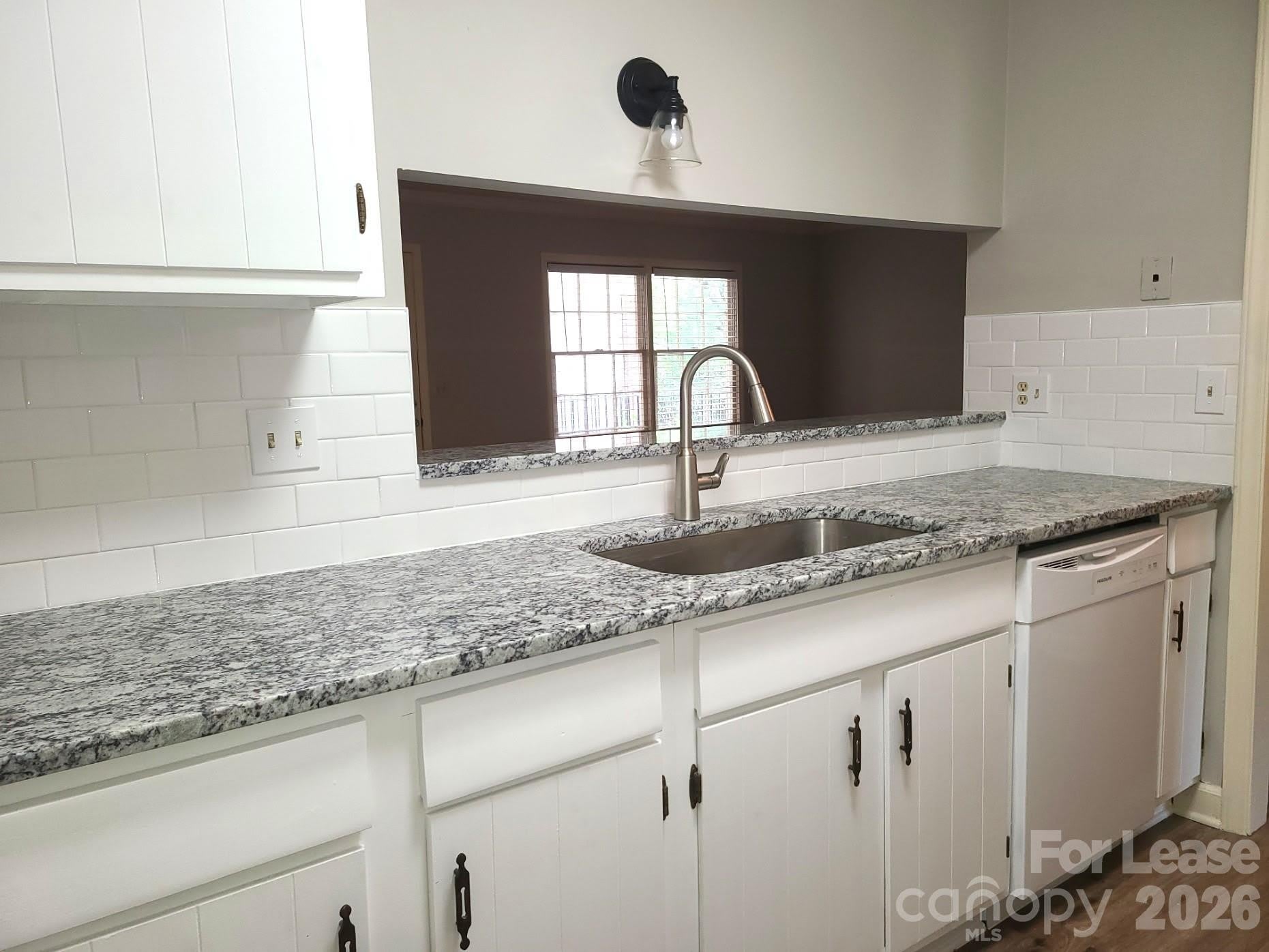 2141 Selwyn Avenue – photo 2