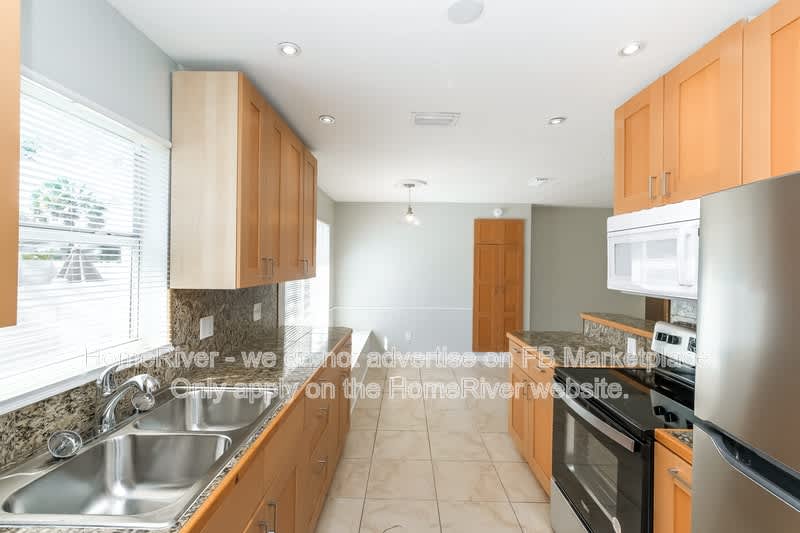 1628 Arizona Ave NE – photo 5