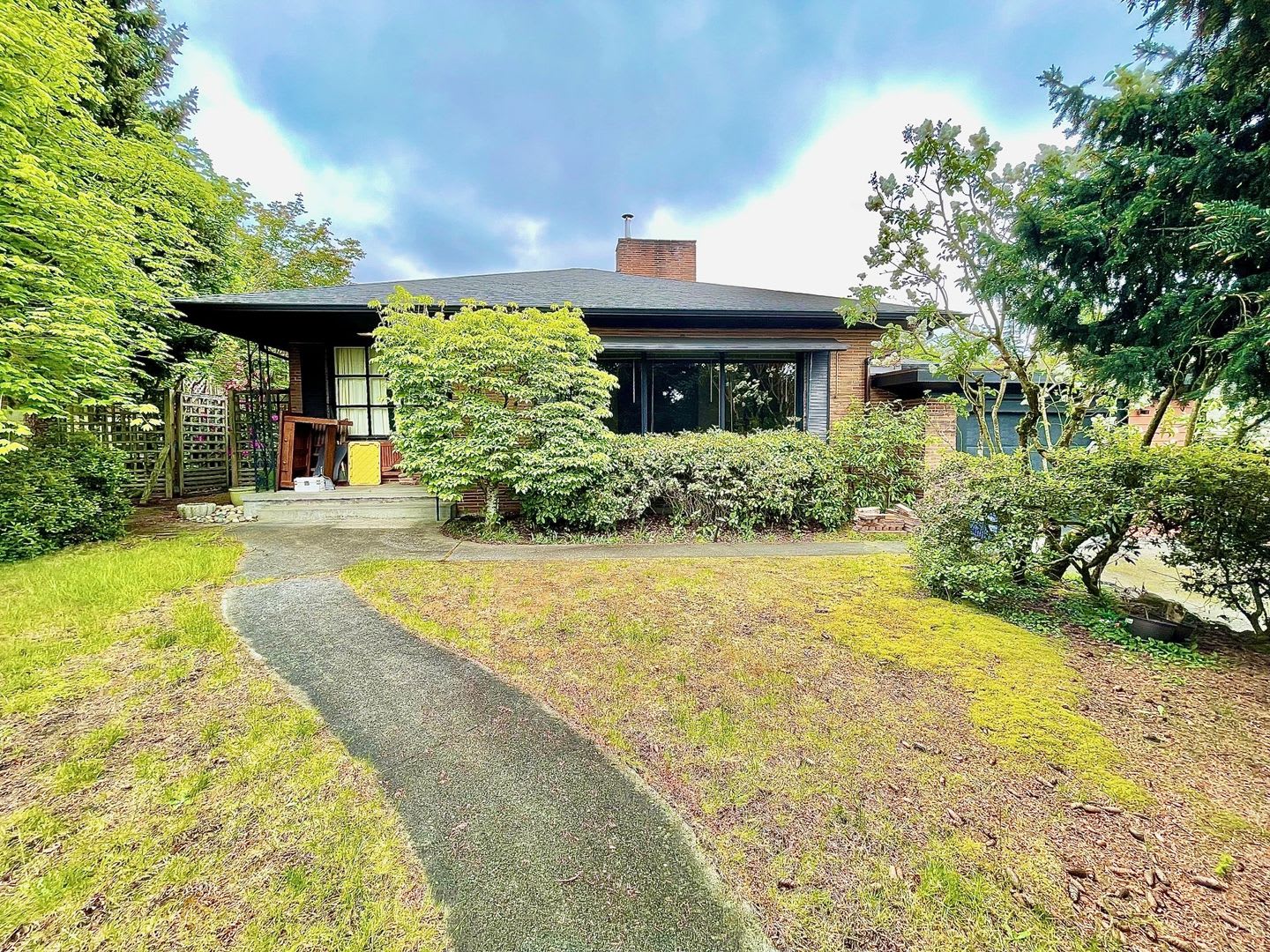 Charming Home On Quiet Street Great Location – photo 1