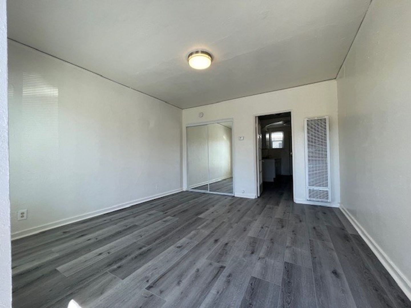 Quaint Studio Freshly Painted With Modern Fixtures With Front And Back Entrance – photo 2