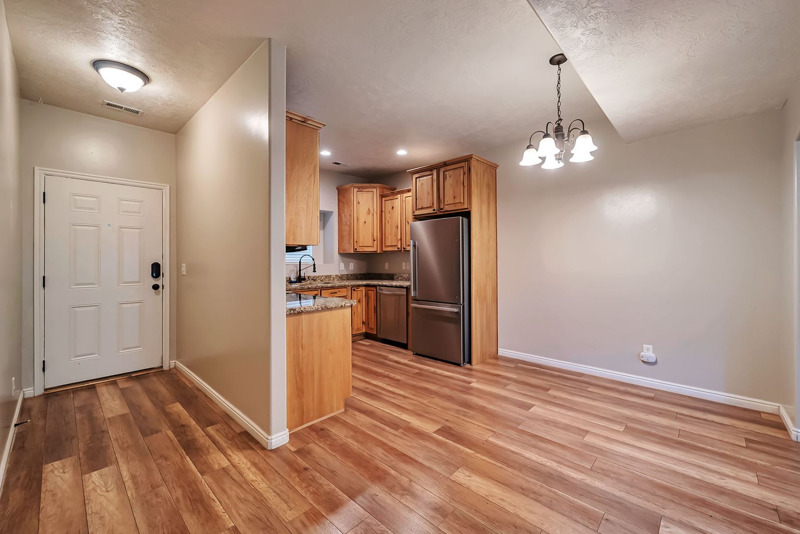 Beautiful Riverton Townhome In Gated Community W 1 Car Garage Attached – photo 3