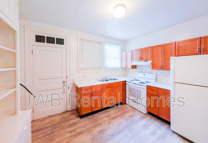 2309 College St – photo 3