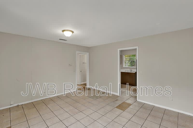 4630 Effingham Rd – photo 3