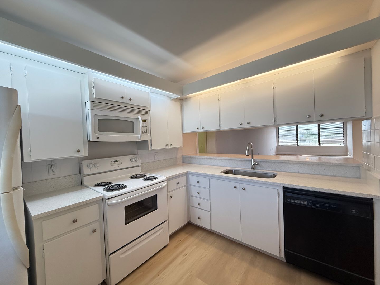 Sun-Filled Penthouse Unit – photo 5